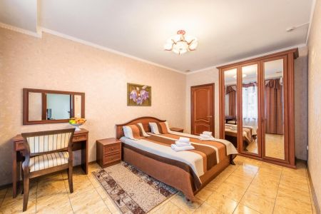 Трехкомнатный в коттедже